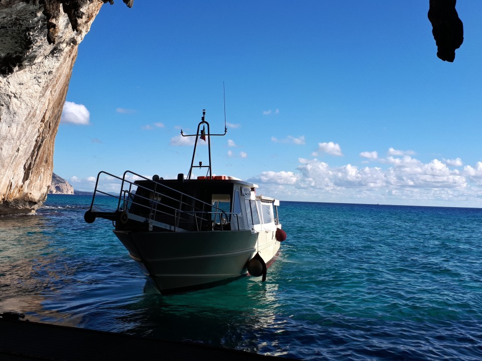 Il traghetto verso le Grotte del Bue Marino