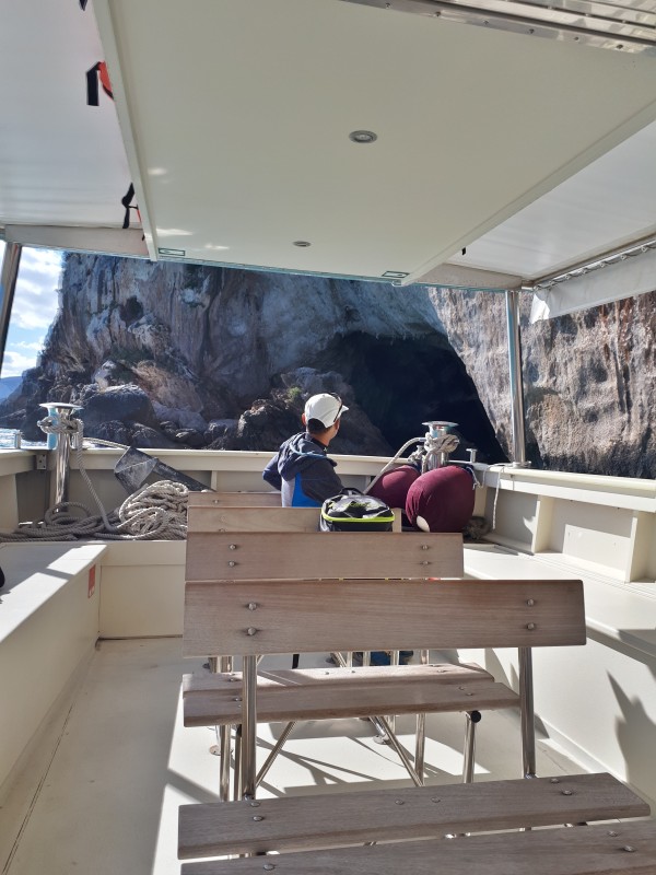 Il traghetto verso le Grotte del Bue Marino