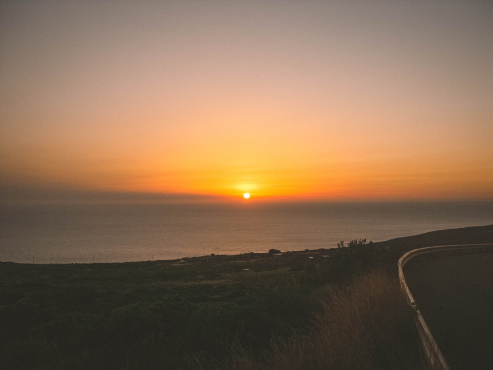 Tramonto spettacolare, sullo sfondo l'Africa