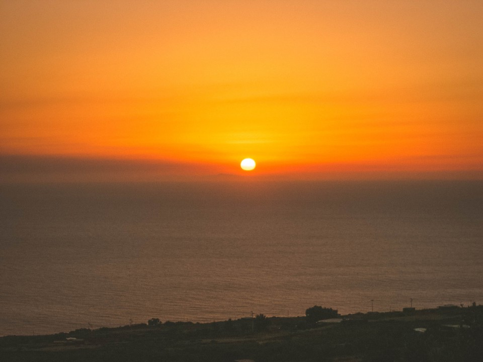 Tramonto spettacolare, sullo sfondo l'Africa