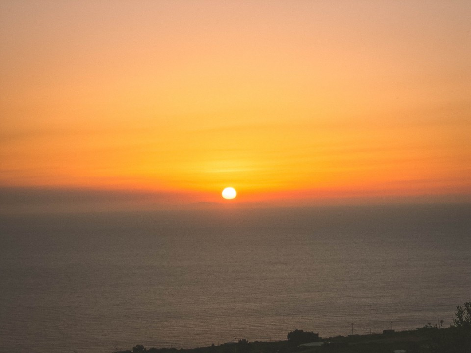 Tramonto spettacolare, sullo sfondo l'Africa