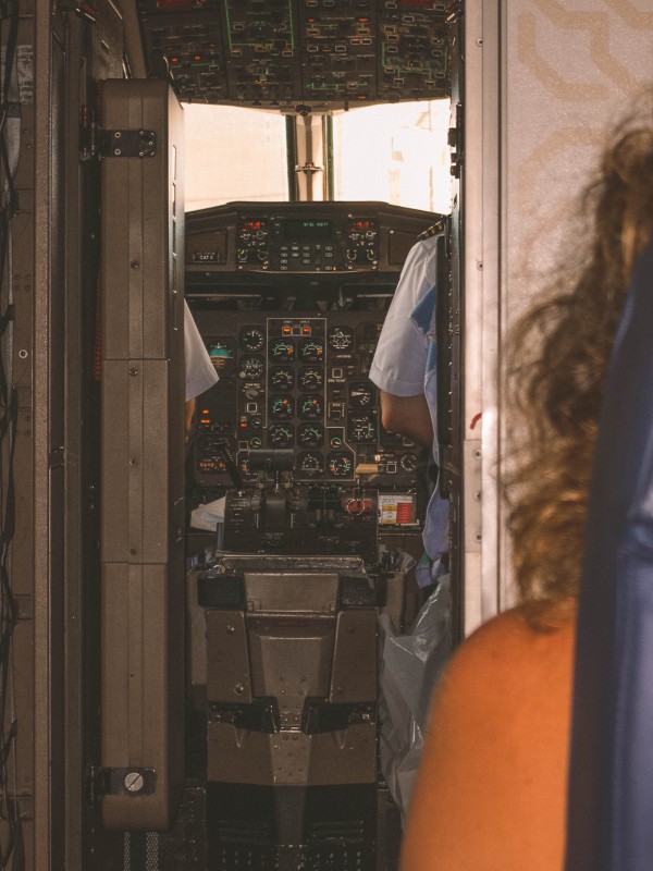 Vista sulla cabina di pilotaggio dell'aereo