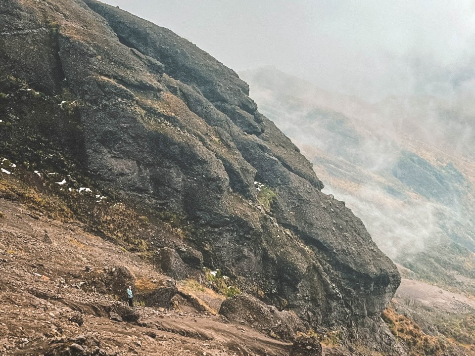 Sperduta tra le rocce