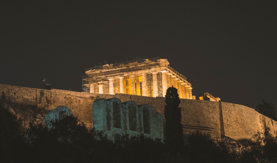 Il Partenone di notte
