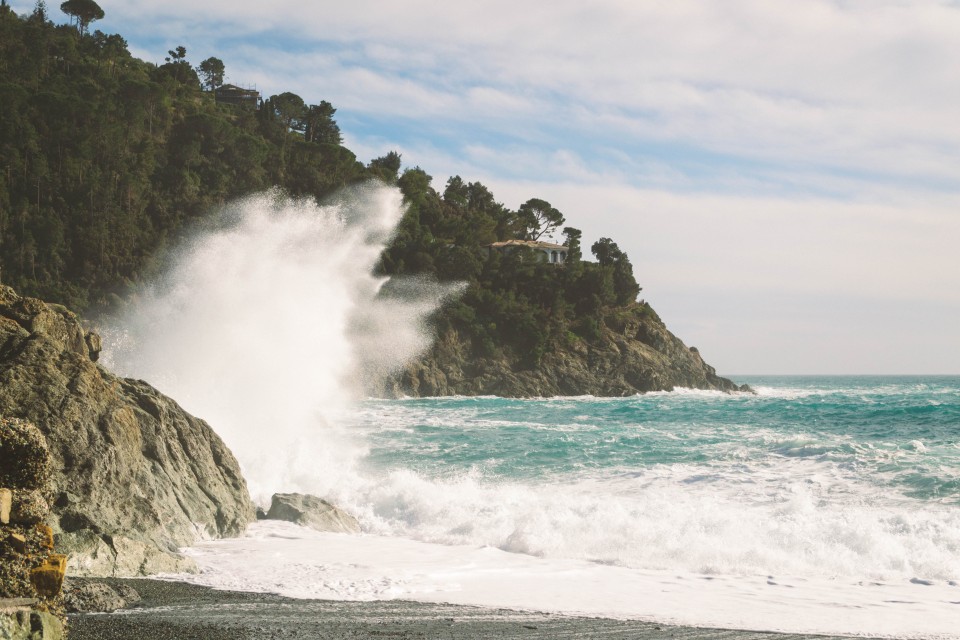  Il mare si infrange sugli scogli di Bonassola