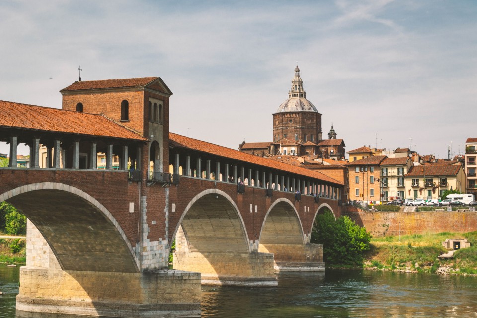 Ponte coperto sul Ticino e il Duomo