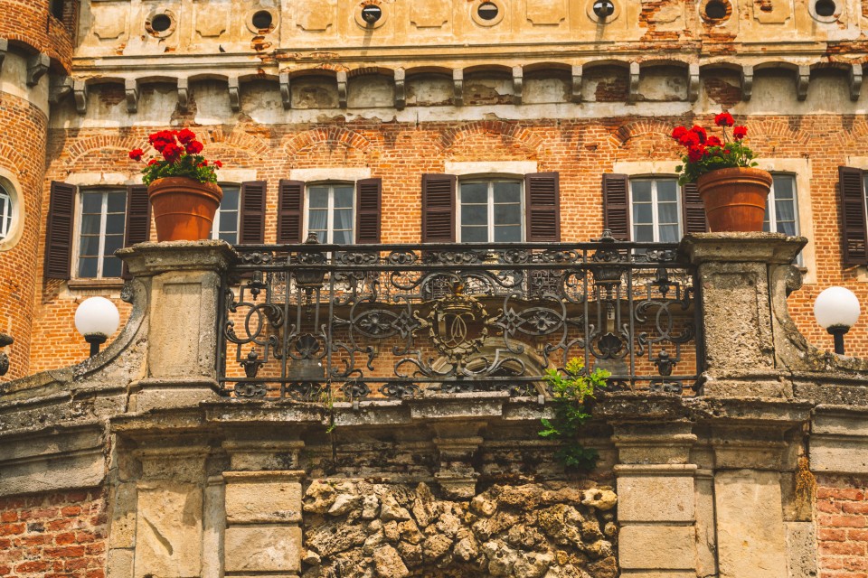  Balconata barocca con ringhiera in ferro battuto