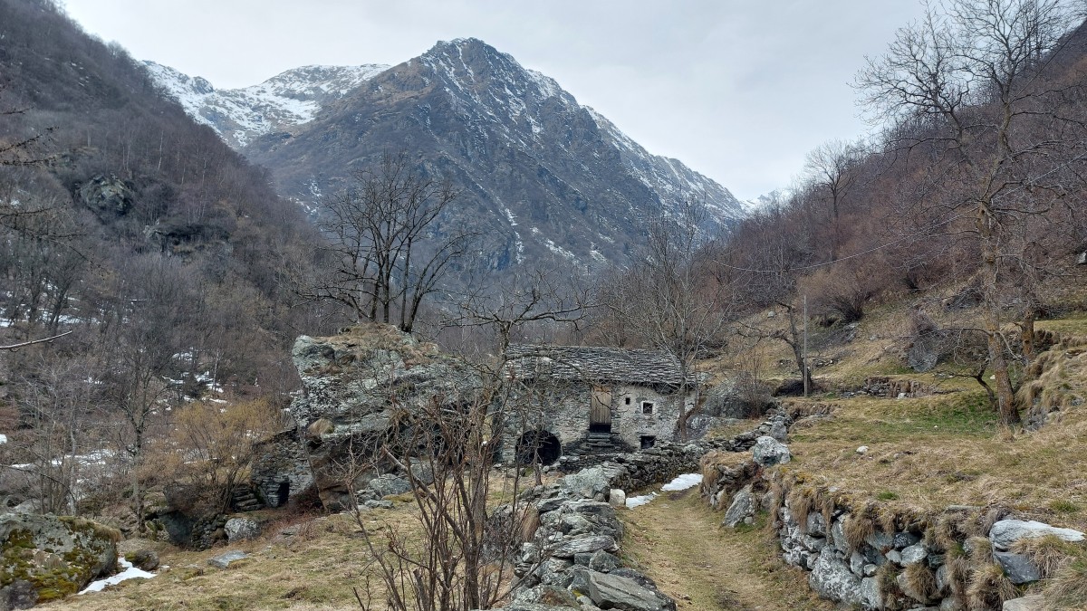 Camminando verso Tallorno, in Valchiusella