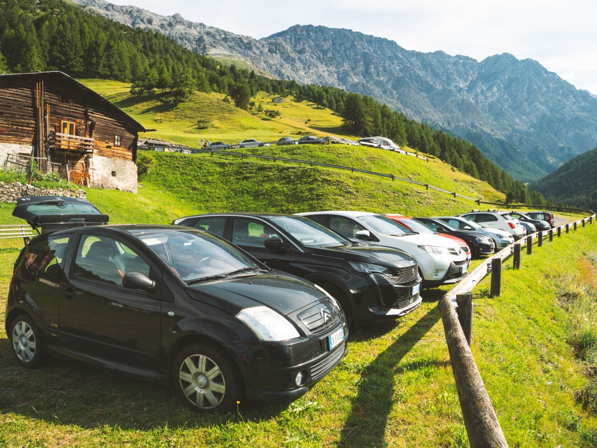 Parcheggio Fantelle, all'imbocco della Val Zebrù