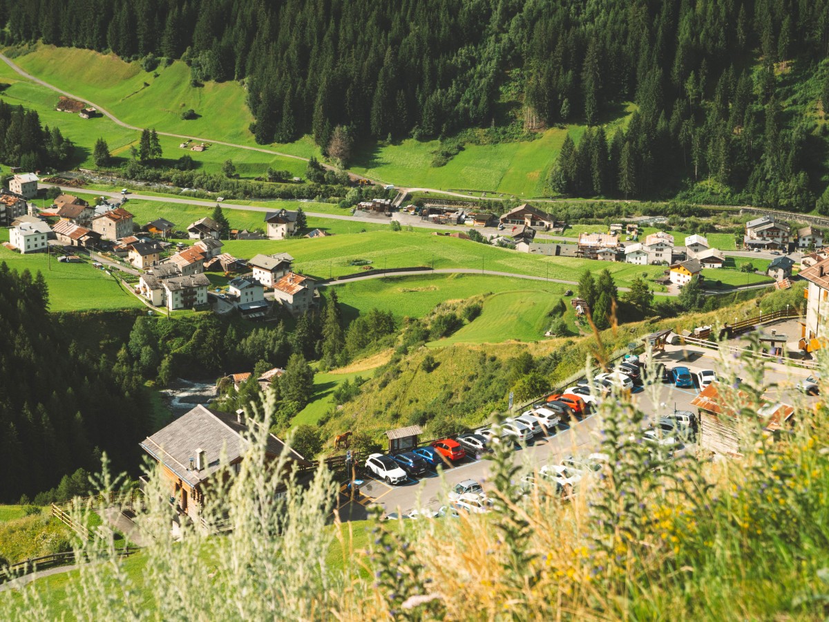 Parcheggio Niblogo, all'imbocco della Val Zebrù