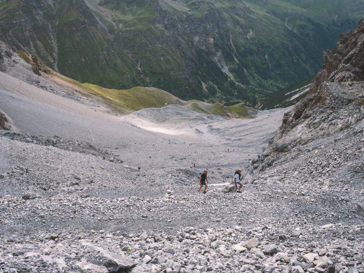 Il lungo sentiero che sale al Rifugio V Alpini