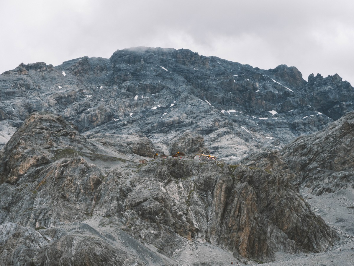 Il Rifugio V Alpini tra le rocce