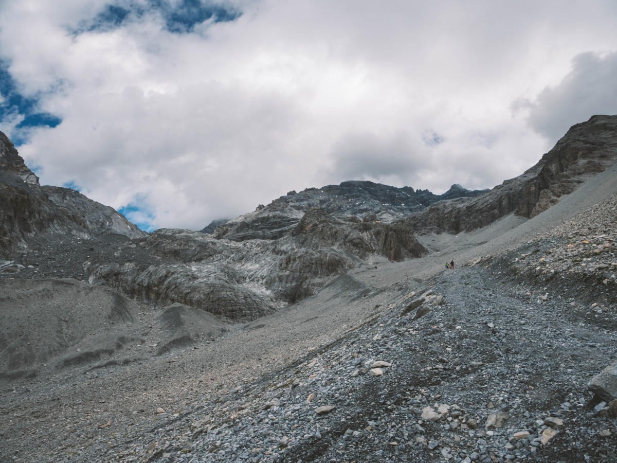 Il rifugio è già lontano, continuiamo a scendere